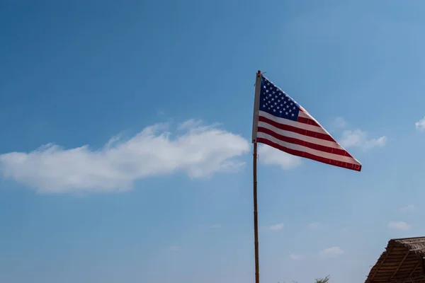 Флаг Соединенных Штатов Америки Голубом Небе Облачном Фоне — стоковое фото