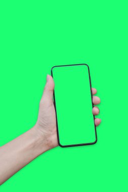 Yeşil ekranlı akıllı telefon yeşil arkaplanda izole edilmiş..