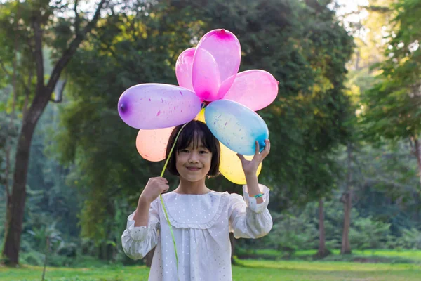 Porträt Eines Mädchens Mit Bunten Spielzeugballons Park — Stockfoto