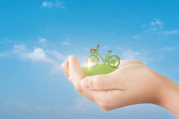 Рука Держит Зеленый Экологический Велосипед Голубом Фоне Неба Экологически Чистая — стоковое фото