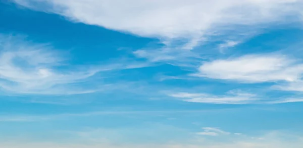 Modrá Obloha Proti Měkkým Bílým Mrakům Krásné Přírodní Oblačnost Pozadí — Stock fotografie