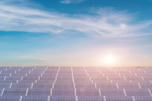 Solární Panely Pozadí Modré Oblohy Koncept Obnovitelné Zelené Energie Přátelský — Stock fotografie