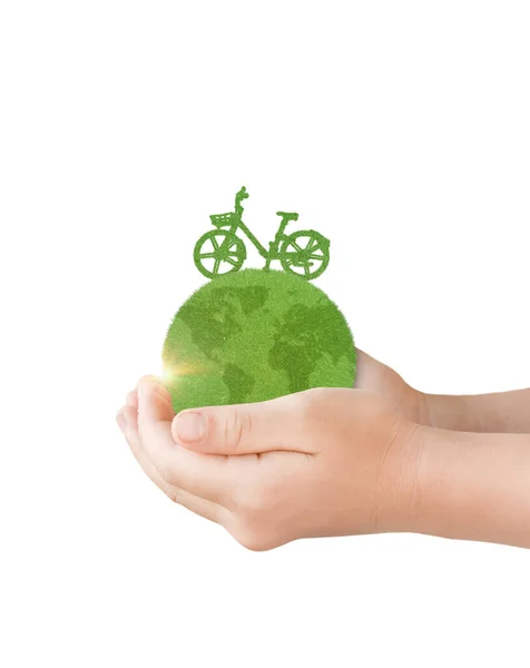 Рука Держит Траву Земного Шара Зеленым Велосипедом Изолированы Белом Фоне — стоковое фото