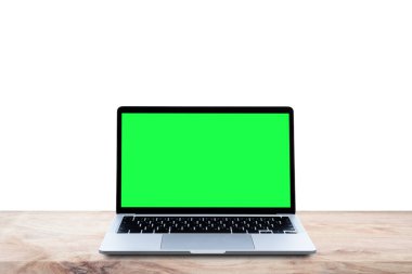 Mockup dizüstü bilgisayar boş yeşil ekran ahşap masa üzerinde, beyaz arkaplan izole.