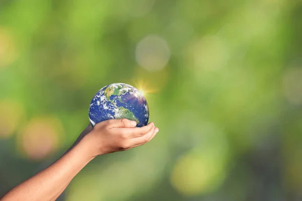 Ręce Trzymające Globe Ziemia Zielonym Tle Natury Elementy Tego Obrazu — Zdjęcie stockowe