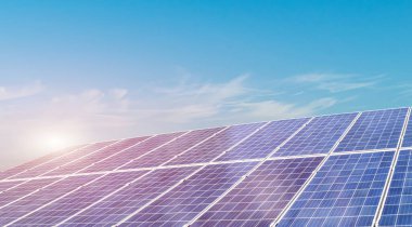 Mavi gökyüzü arkaplanının üstündeki güneş paneli. Güneş pili enerji santrali eko teknolojisi