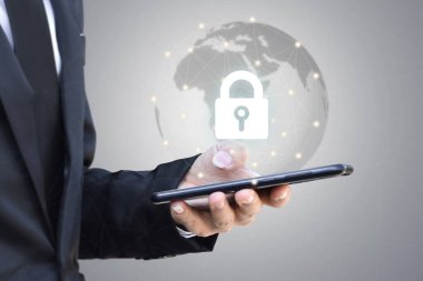 İş adamı cep telefonunu kalkan kilidi ile tutuyor. Siber güvenlik veri koruması ve bilgi teknolojisi ağ kavramı.