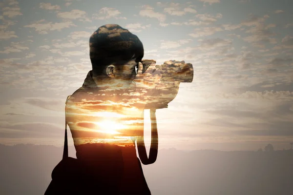 Doppia Esposizione Dell Uomo Scattare Foto Cielo Tramonto — Foto Stock