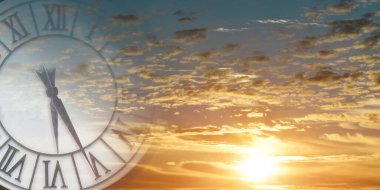 Günbatımı gökyüzünde iki kat saat görüntüsü. Zaman geçişi kavramı.