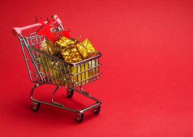 Kırmızı arka planda bir tramvayda hediyeler ve Noel oyuncakları