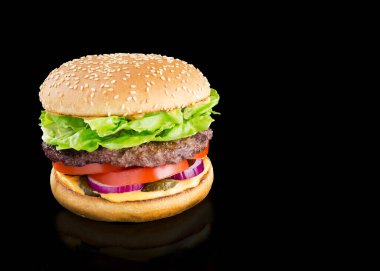 Siyah arka planda iştah açıcı bir burger.
