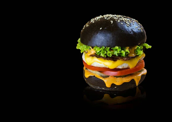 Appetitliche Burger Auf Schwarzem Hintergrund — Stockfoto