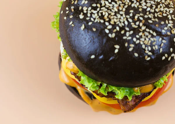 Chicken Burger Einem Schwarzen Brötchen — Stockfoto