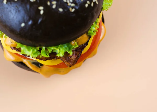 Chicken Burger Einem Schwarzen Brötchen — Stockfoto