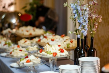 Çilekli peynir tabağı.