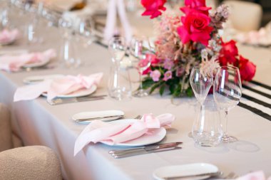 Pembeyle bir şenlik masası hazırlamak