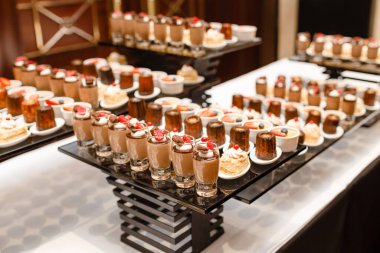 Küçük porsiyonlu tatlı özel tatlılar tezgahlarda