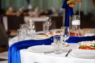 mavi renk elementleri ile şatafatlı bir tablo ayarla