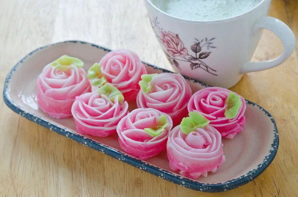 Rosenblüten süß (alua gulab) thailändisches Dessert mit Tasse Milch gre — Stockfoto