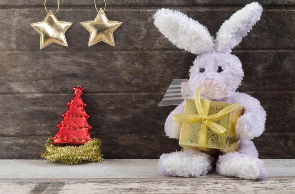 Schöne Kaninchenpuppe mit Geschenkbox — Stockfoto