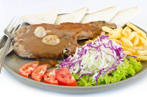 Grilovaný steak s hranolky, pečivo a zeleninu — Stock fotografie