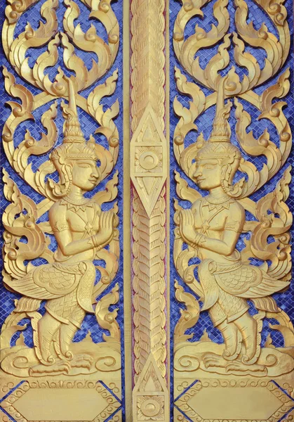 Thailändische Tempeltür goldener Winkel Skulptur — Stockfoto