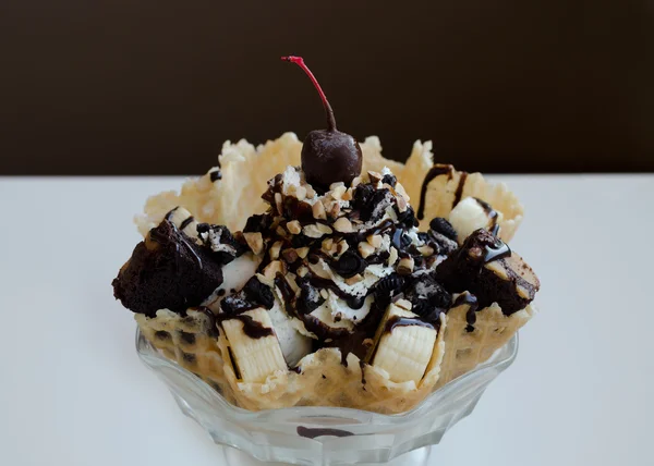 Ice Cream Sundae in de kom van een eetbare wafel met brownies, amandelen — Stockfoto