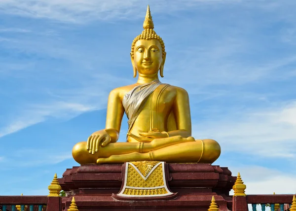 Zlatá socha Buddhy v chrámu Lam Por v Songkhla, Thajsko — Stock fotografie