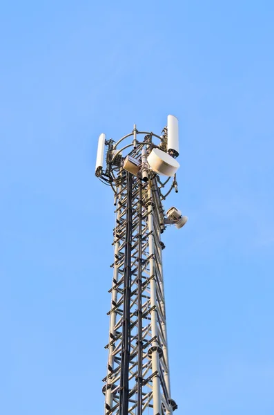 Telefoon antenne op een hoge toren. — Stockfoto