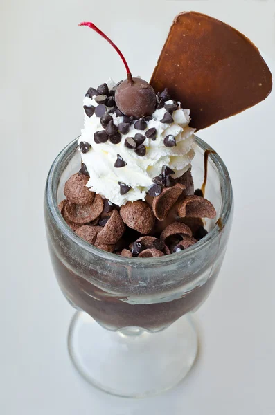 Choklad glass med choklad crunches — Stockfoto