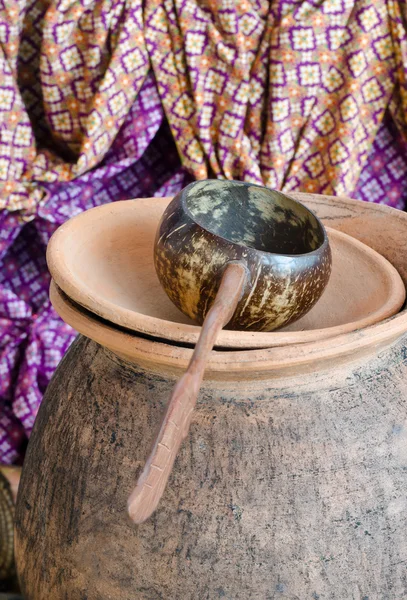 Thai gesneden aardewerk drinkwater werper en kokos shell la — Stockfoto