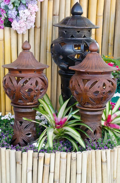 Gedecoreerde aardewerk in de tuin met bromelia — Stockfoto