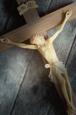 Oyma heykel ahşap backg üzerinde İsa Mesih'in çarmıha germe