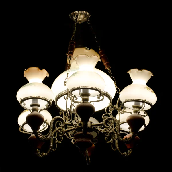 Vintage stil ljuskrona belysning i mörkret — Stockfoto