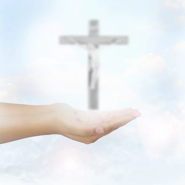 Gebet erhobene Hände für verschwommen leuchtenden Jesuschrist am Kreuz — Stockfoto