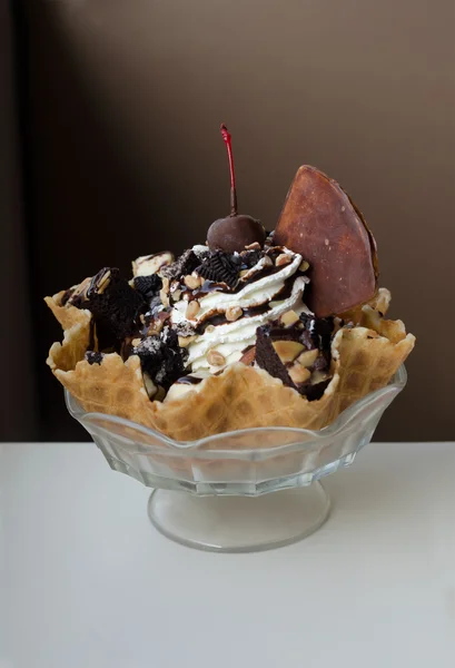 Морозиво морозиво в їстівні вафельний миску з тістечка, мигдаль — стокове фото