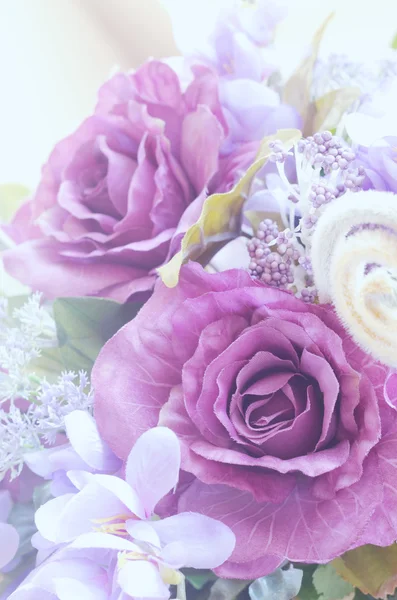 Mjukt fokus av söt färg konstgjorda rosor bukett — Stockfoto