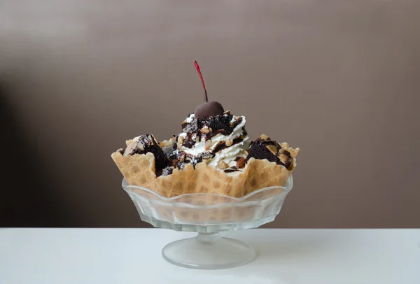 Fagylalt fagylaltkehely, egy tál ehető ostya kakaós, mandula — Stock Fotó