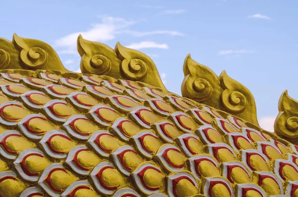 Dragón Cola Escultura Sobre Pegamento Cielo Fondo —  Fotos de Stock