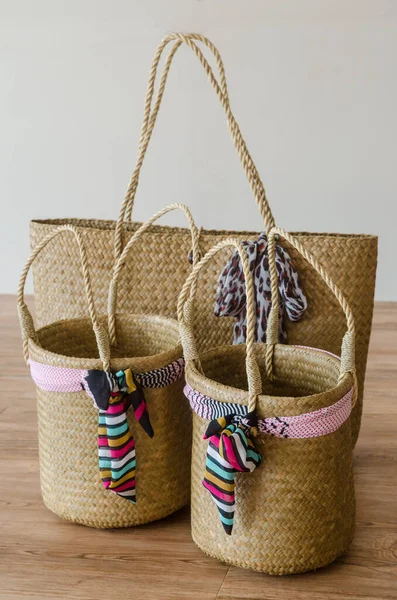 木製の背景に海草の一種であるKrajoodの手織りバッグ — ストック写真