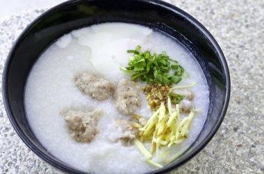 Tayland pirinç lapası kase domuz eti ile