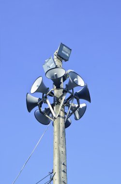 Uzun boylu bir sütunda hoparlörler