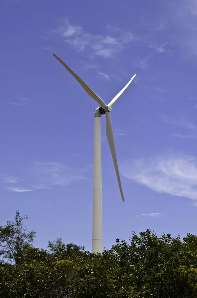 Turbina eolica su sfondo cielo blu — Foto Stock