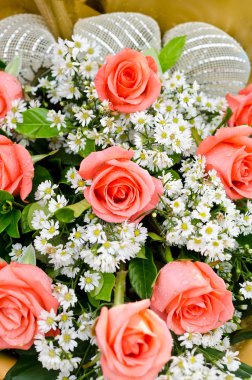 Canlı turuncu gül çiçek buketi