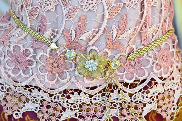 Piękny złoty pas na różowe koronki sukni — Zdjęcie stockowe