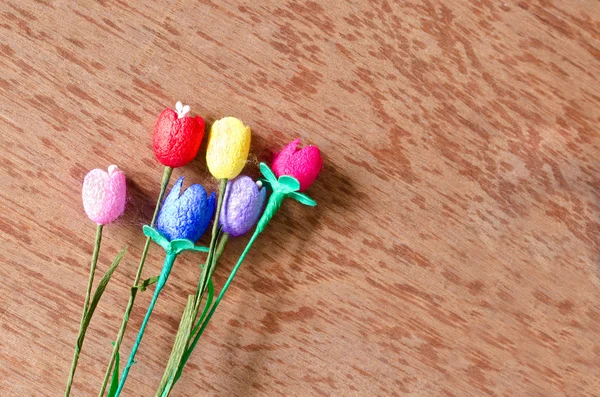 Kolorowe tulipany sztuczne kwiat wykonany z jedwabiu kokon na sklejka — Zdjęcie stockowe