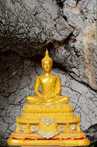 Χρυσό άγαλμα του Βούδα στο στο tham pu wa ναός kanchanaburi, thail — Φωτογραφία Αρχείου