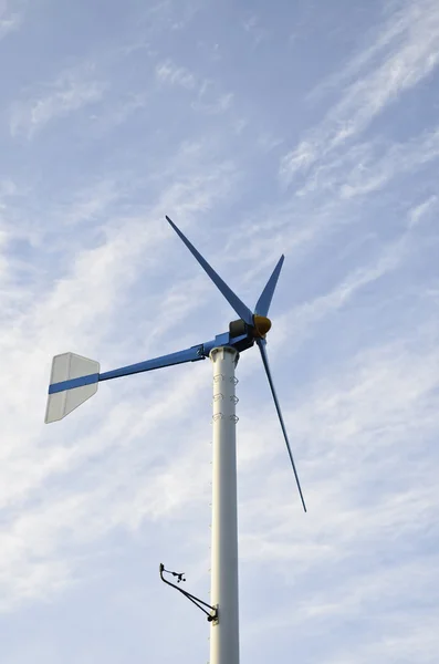 Win turbine met blauwe hemel — Stockfoto