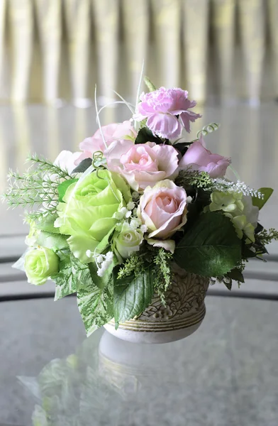 Masada dekorasyon için güzel çiçek düzenleme