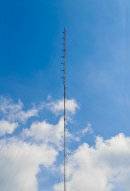 Telekom kule mavi ve bulutlu gökyüzü karşı hareket eden radyo için